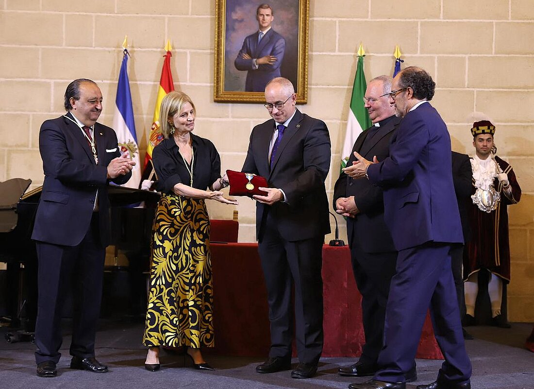 La alcaldesa entrega la Medalla de Oro a la Hermandad de la Coronación