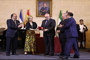 La alcaldesa entrega la Medalla de Oro a la Hermandad de la Coronación