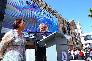 Antonio Real y Nela García asisten al ronqueo del atún en la plaza Doña Banca