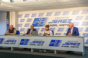 Francisco Zurita asiste a la presentación de la temporada de un joven piloto en el Circuito