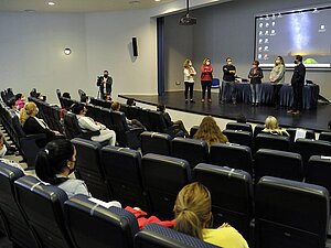 Carmen Collado entrega diplomas