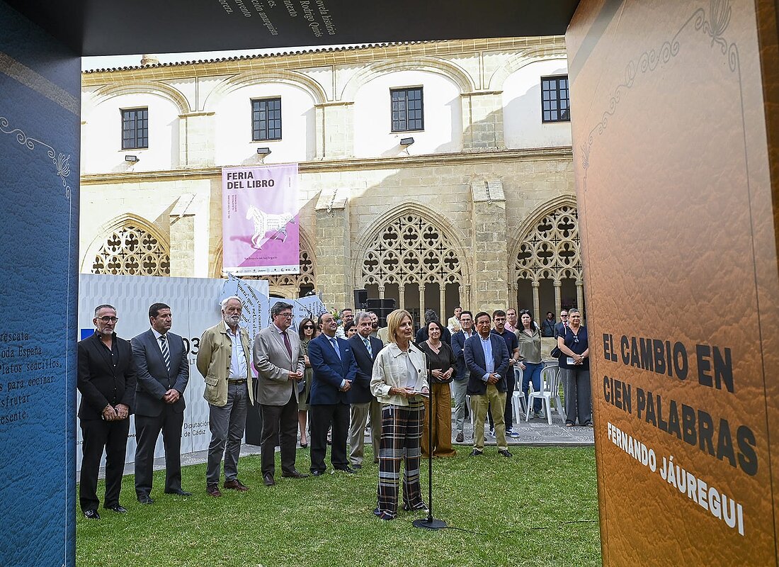La alcaldesa inaugura la Feria del Libro