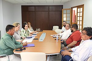 Nela García se reúne con los vendedores del mercadillo de los sábados