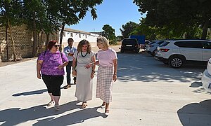 La alcaldesa visita las obras del aparcamiento de Torremelgarejo