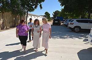 La alcaldesa visita las obras del aparcamiento de Torremelgarejo