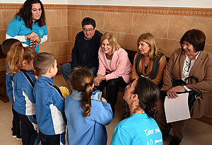 La alcaldesa durante su visita al colegio