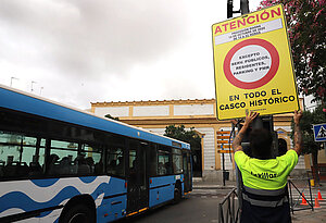 Colocación de cartelería alusiva a los cortes de tráfico 
