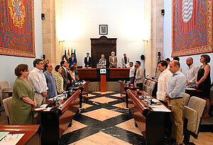 El Pleno guarda un minuto de silencio por las víctimas de violencia de género