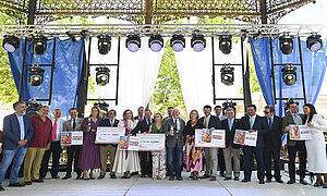 La alcaldesa entrega los premios de las Casetas
