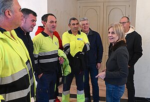 La alcaldesa da la bienvenida a los trabajadores de Calas