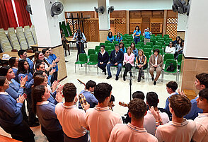 La alcaldesa durante su visita al colegio