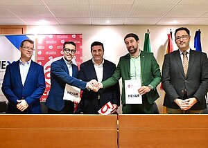 José Ignacio Martínez asiste a la firma del convenio entre el Clúster Tecnológico y AJE