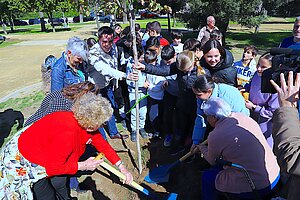 La plantación intergeneracional ha sido una de las propuestas de las actividades del Día del Árbol