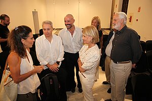 La alcaldesa asiste a la presentación del libro de Vicente Vallés