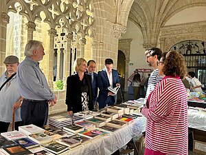 Alcaldesa visita Feria del Libro