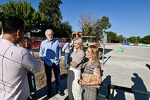 La alcaldesa ha visitado las obras del PFEA en la barriada de La Corta