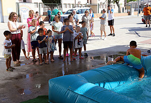 Fotografía de archivo de la alcaldesa en la Escuela de Verano de Cuartillos en 2024