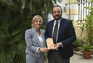 La alcaldesa junto a Bosco Torremocha