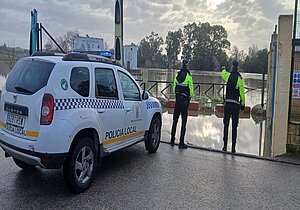 Efectivos de la Policía Local vigilan la crecida del río en La Corta
