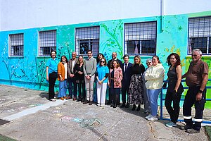 Yessika Quintero ha visitado el mural que se ha realizado en el CEIP Virgen del Mar de El Portal