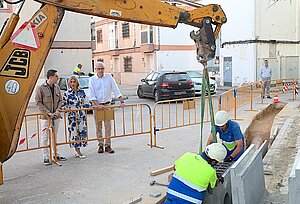 La alcaldesa durante la visita a la barriada