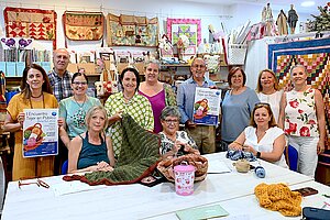 Nela García presenta la actividad Tejer en Público de Adecosur