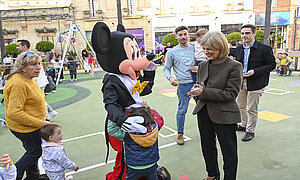 La alcaldesa ha inaugurado el parque infantil de la plaza del Progreso