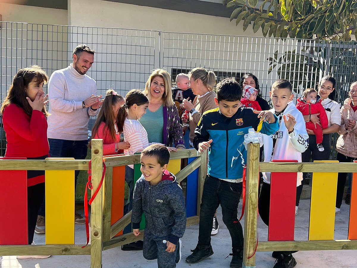La alcaldesa inaugura los nuevos parques infantiles de Los Albarizones