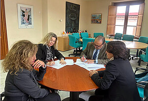 El delegado de Cultura durante la firma del convenio