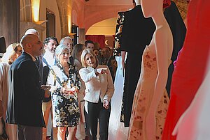 La alcaldesa y consejera de Cultura visitan la exposición de moda flamenca