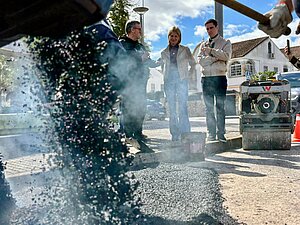 La alcaldesa supervisa los trabajos de bacheo