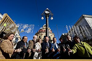 Alcaldesa preside la colocación del restaurado reloj del Gallo Azul