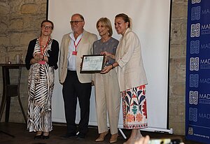 El Ayuntamiento recibe un reconocimiento de Madre Coraje