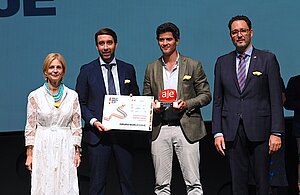 La alcaldesa asiste a la entrega de los Premios AJE