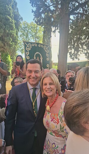 La alcaldesa asiste a la toma de posesión del presidente de la Junta