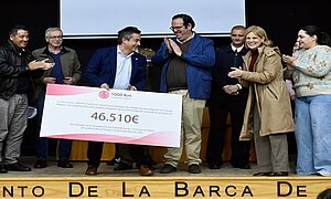 La alcaldesa entrega el cheque de la carrera del barro