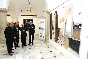 La alcaldesa visita la exposición 'Viento a favor' en Pescadería Vieja