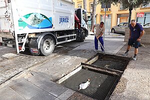 Trabajadores eliminando los contenedores