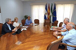 La alcaldesa se reúne con asociación de belenistas