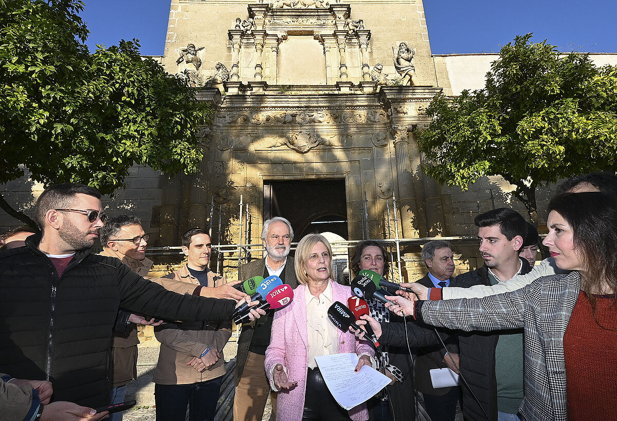 La alcaldesa visita el inicio de las obras de consolidación del Palacio ...