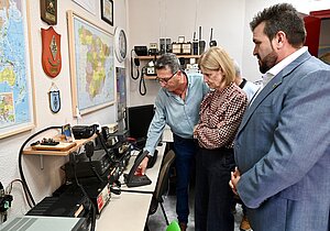 La alcaldesa mantiene un encuentro con la Asociación de Radioaficionados