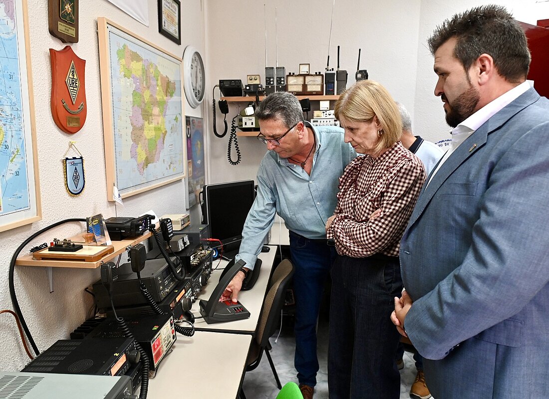 #htmlcaption-1 La alcaldesa mantiene un encuentro con la Asociación de Radioaficionados