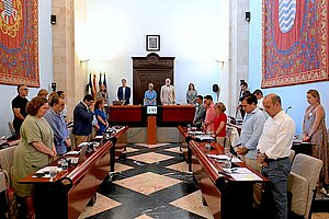 El Pleno guarda un minuto de silencio en memoria de Manuel Báez y las víctimas de Venezuela