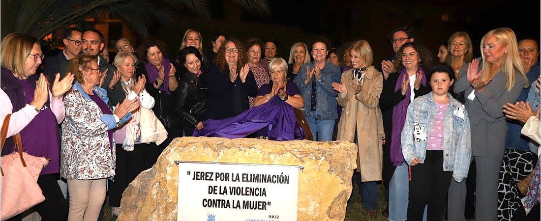 Alcaldesa inaugura el monolito y la iluminación del Minotauro