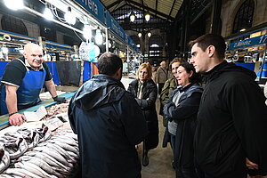 La alcaldesa en la visita al mercado