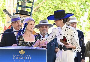 La alcaldesa felicita a Inés Domecq por el Sombrero de Oro