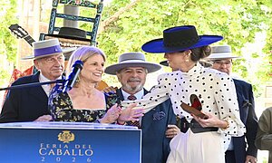 La alcaldesa felicita a Inés Domecq por el Sombrero de Oro