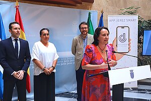 Nela García da a bienvenida a un grupo de empresarios franceses