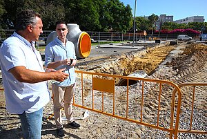 Jaime Espinar visita las obras del nuevo colector en la barriada de La Granja