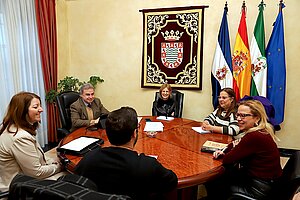 La alcaldesa se reúne con la asociación de dixlesia